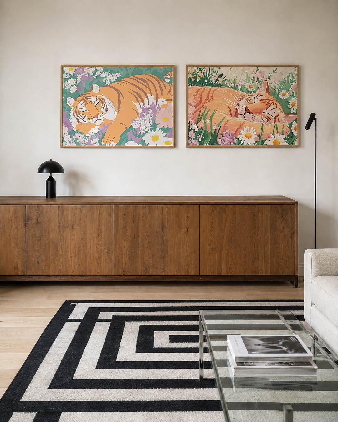 Twee liggende posters met een slapende tijger omringd door kleurrijke bloemen, aan de muur in een interieur