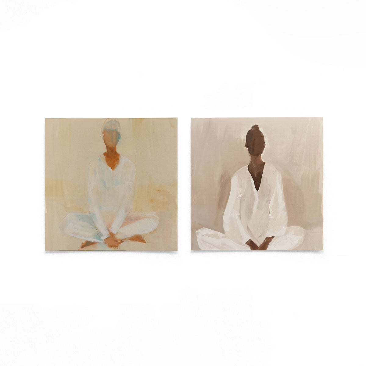 Twee vierkante posters met zittende figuren op een gebroken witte achtergrond