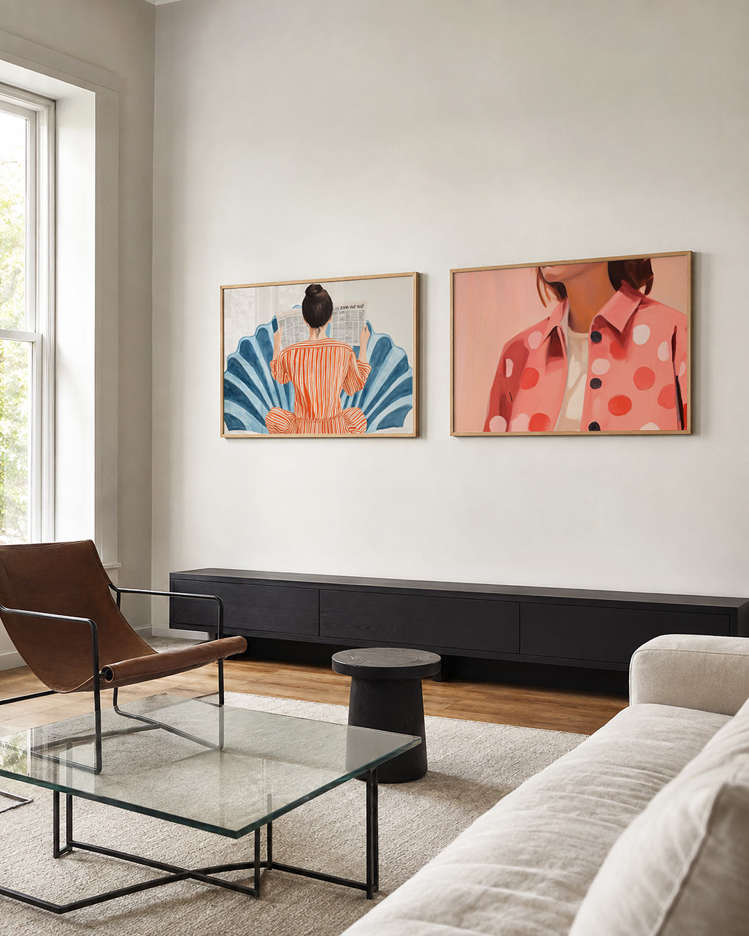 Twee liggende posters met een vrouw in een gestreepte oranje jurk met een krant, aan de muur in een interieur
