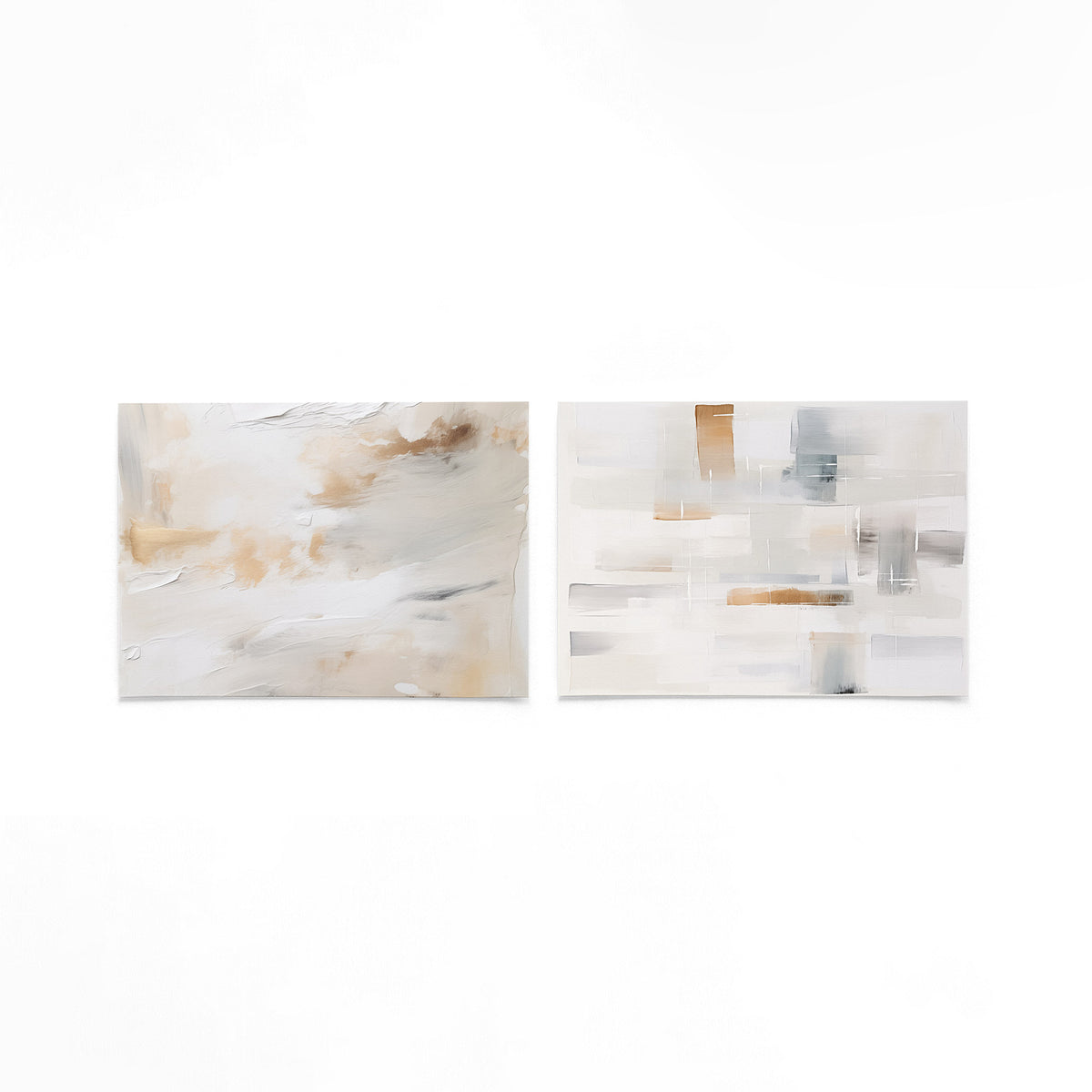Twee liggende posters met een vloeiende mengeling van zachte beige en witte tinten op een gebroken witte achtergrond