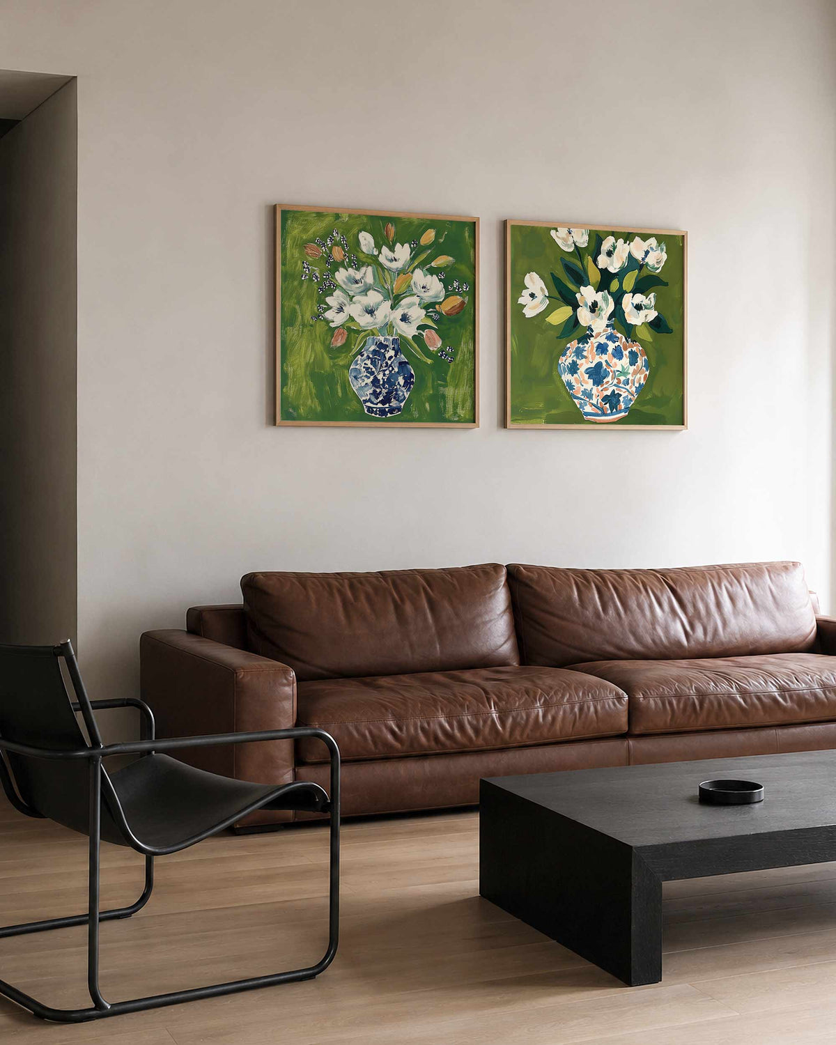 Interieurpresentatie van een tweedelige vierkante posterset met bloemen in vazen