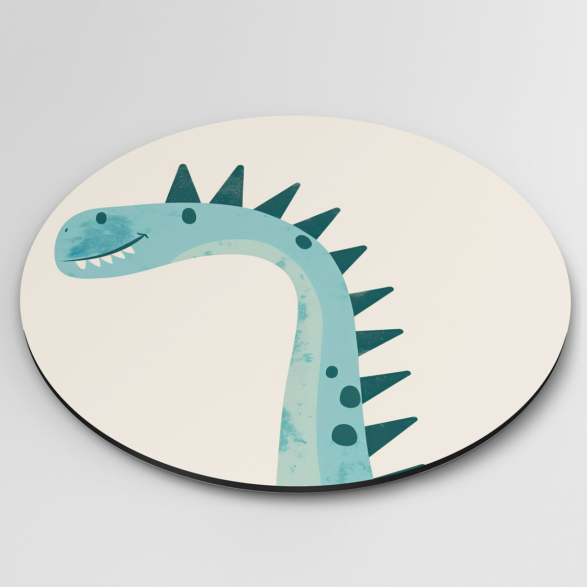 Blauwe dinosaurus Muurcirkel – detailweergave – Een blauwe dinosaurus met donkere stekels en een glimlach op een beige
