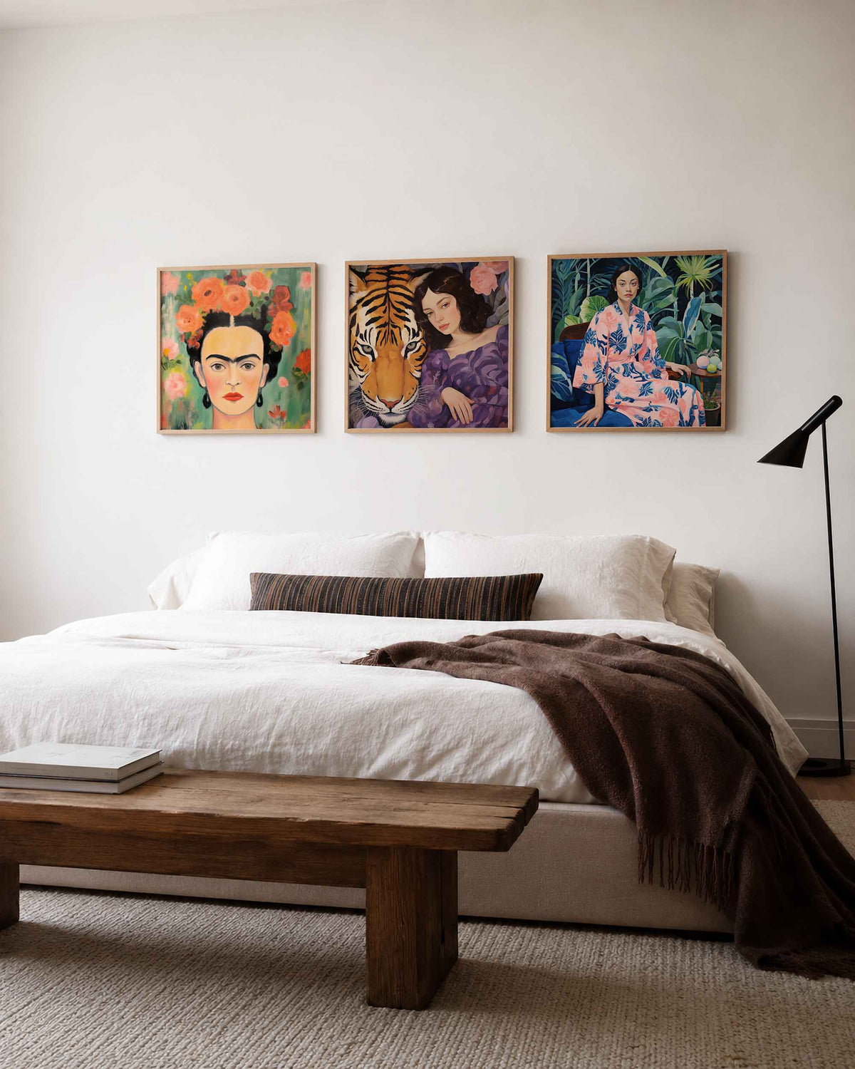 Interieurpresentatie van een driedelige vierkante posterset met vrouwen en natuur