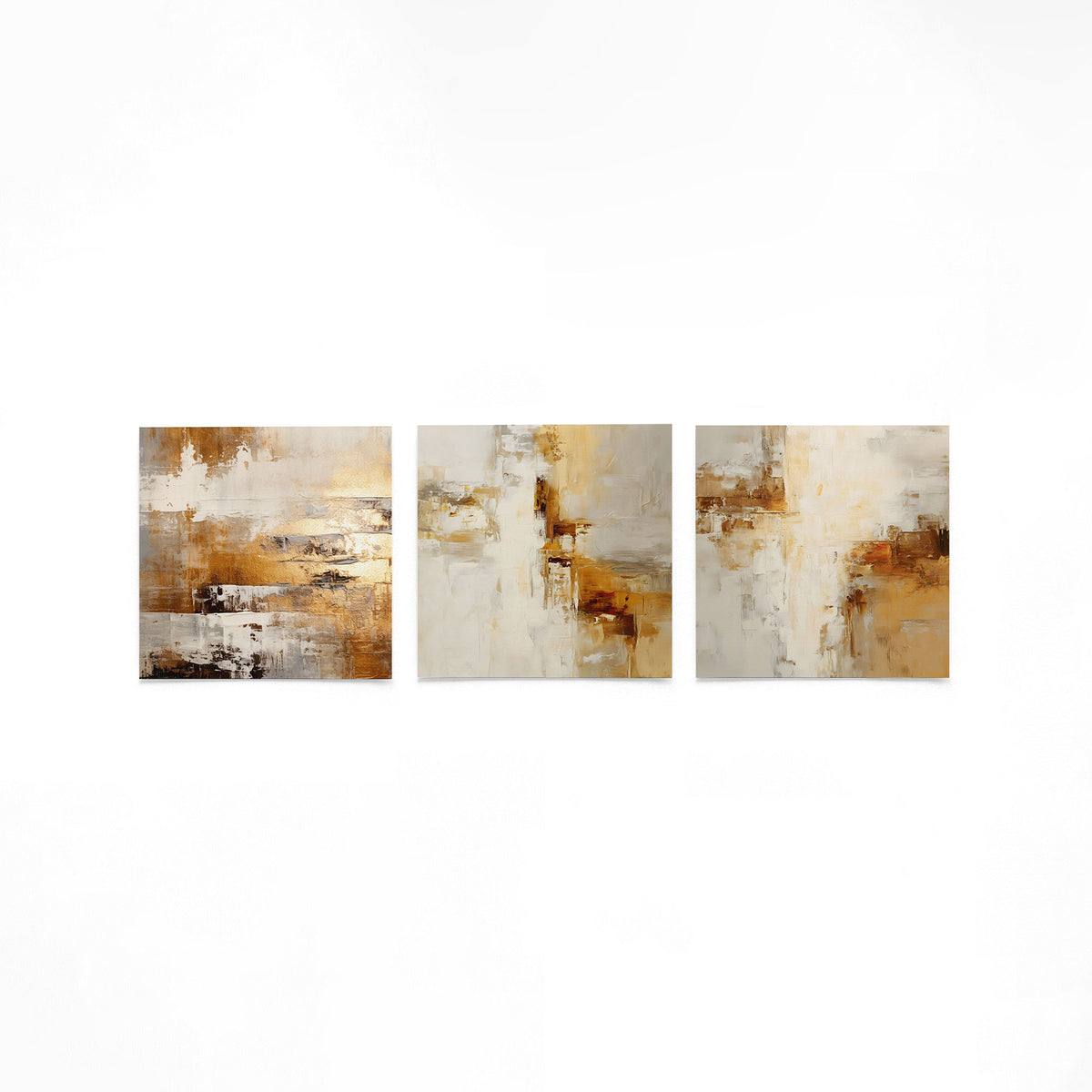 Drie vierkante posters met abstracte aardetinten op een gebroken witte achtergrond