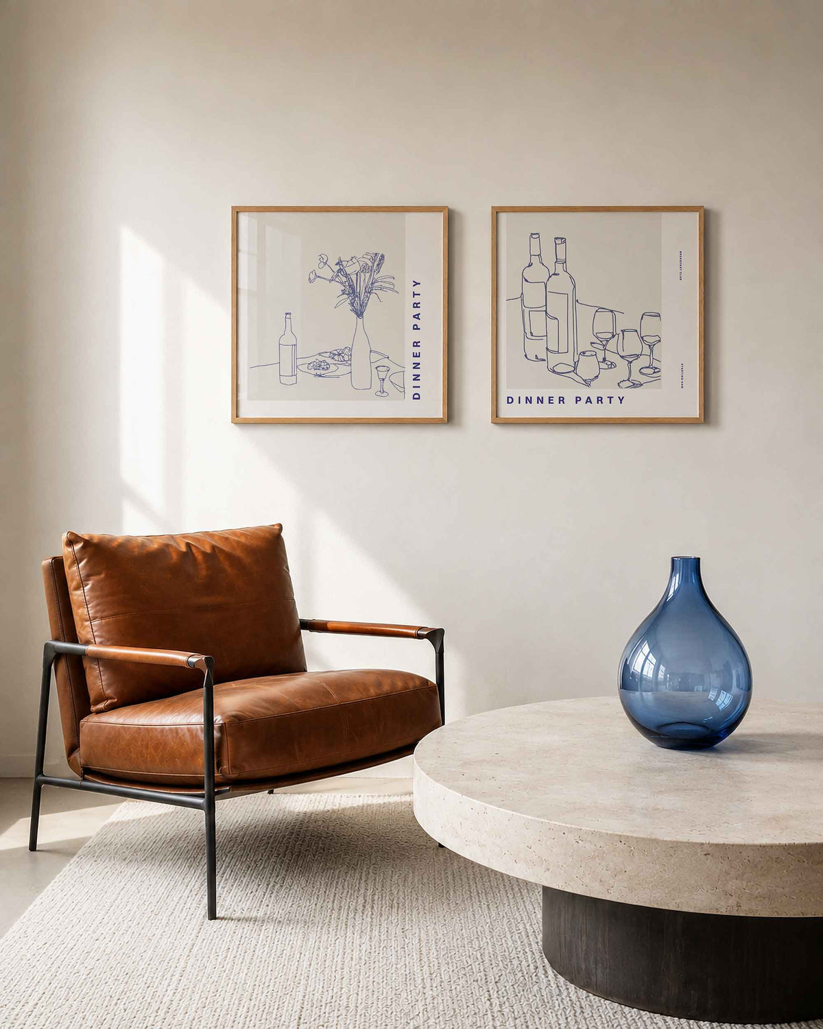 Interieurpresentatie van een tweedelige vierkante posterset met wijnflessen en tafelbloemen