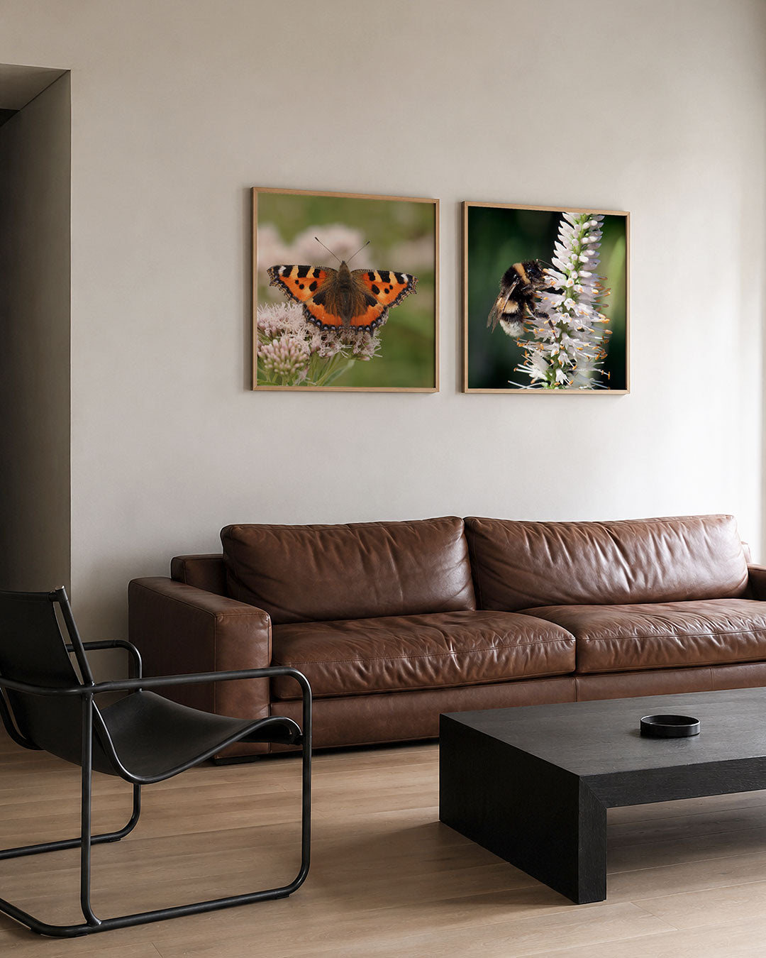 Interieur met vierkant fotografisch tweeluik vlinder en hommel – Gerald Emming
