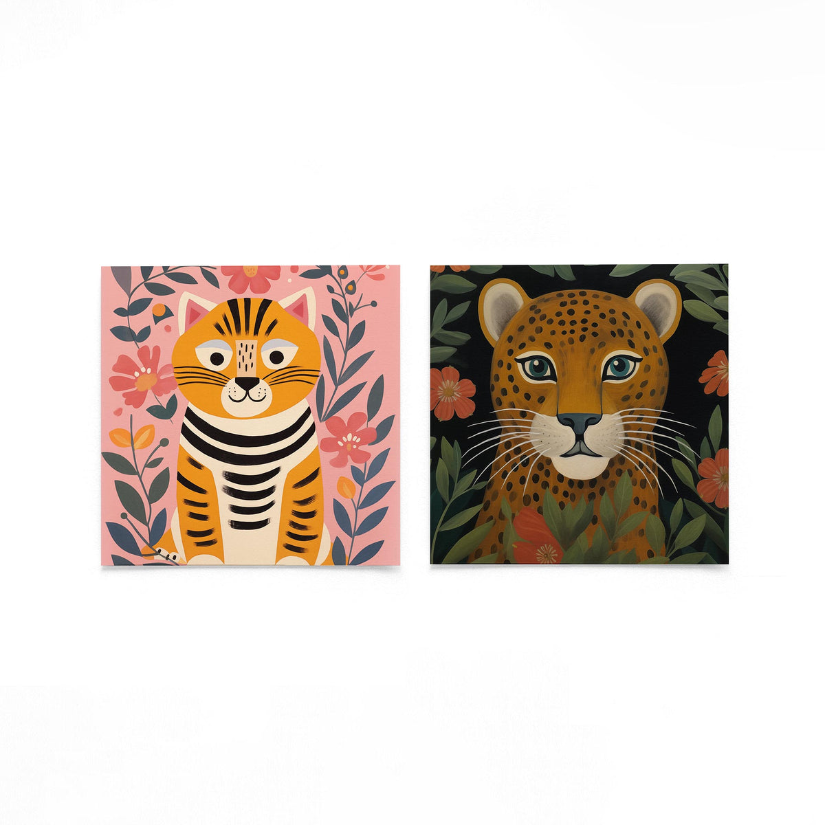 Twee vierkante posters met tijger en luipaard op een gebroken witte achtergrond