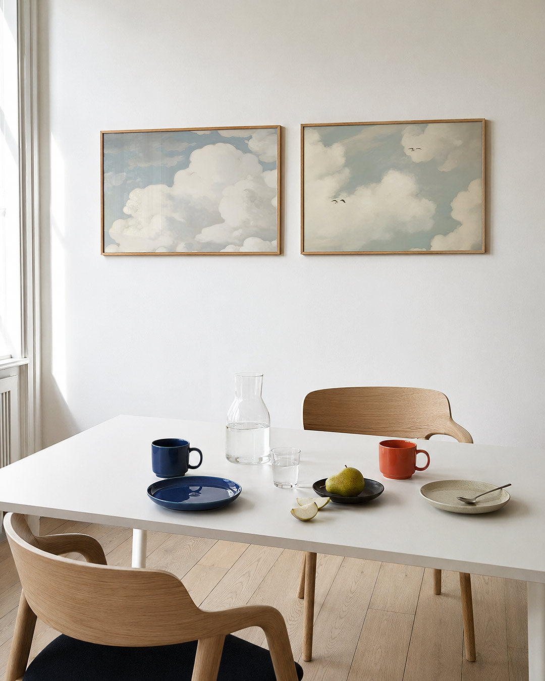 Interieurpresentatie van twee posters met zachte witte wolken tegen een lichtblauwe lucht