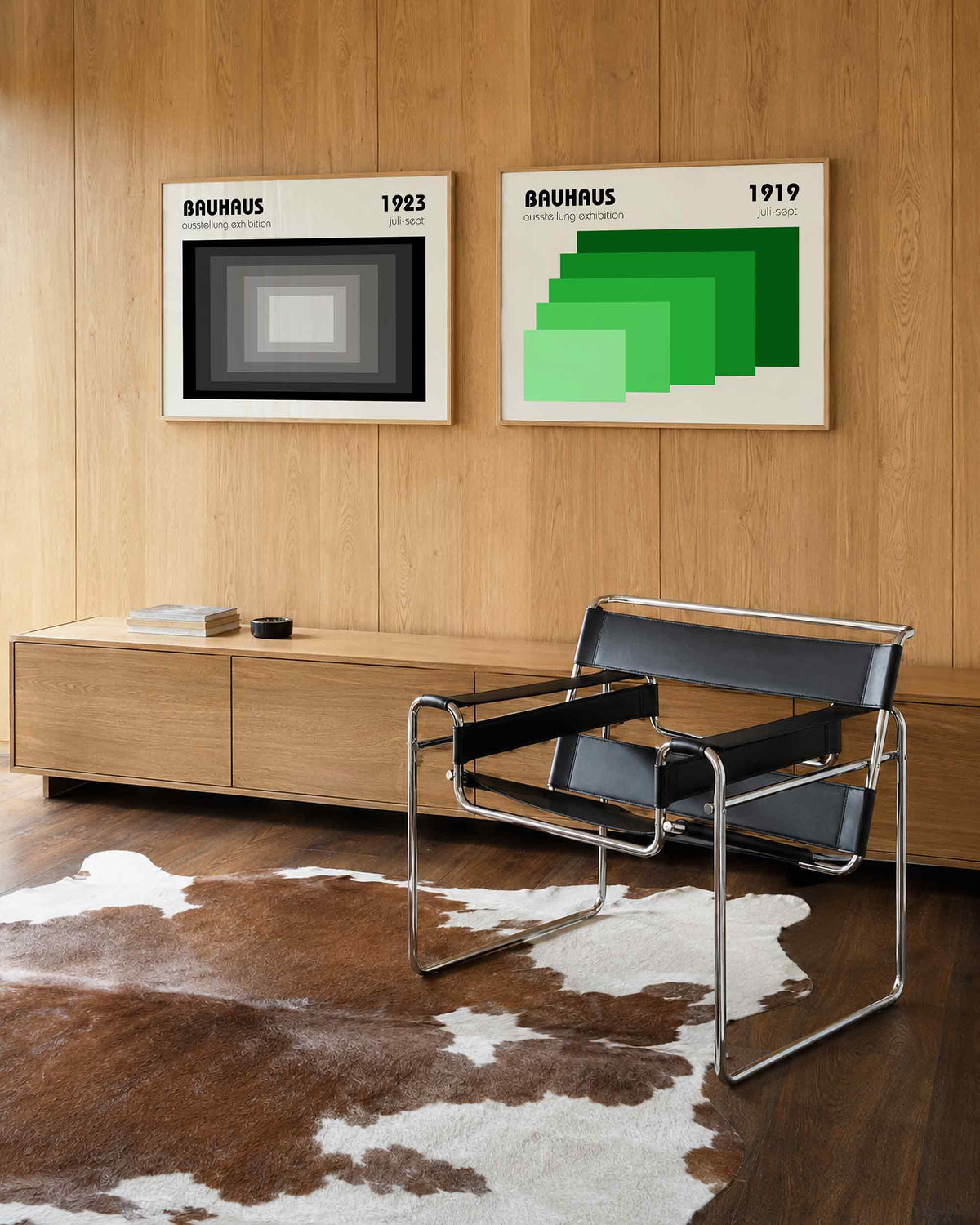 Interieurmockup van tweedelige landscape-posterset met grijstinten en groene vlakken