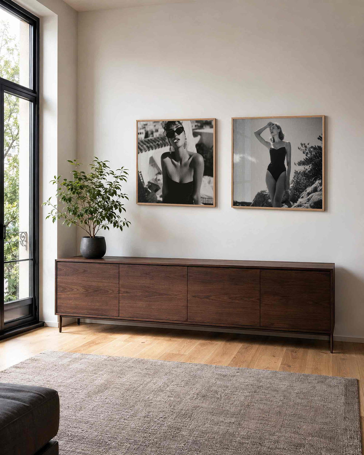 Interieurpresentatie van een tweedelige vierkante posterset met vrouwenportretten