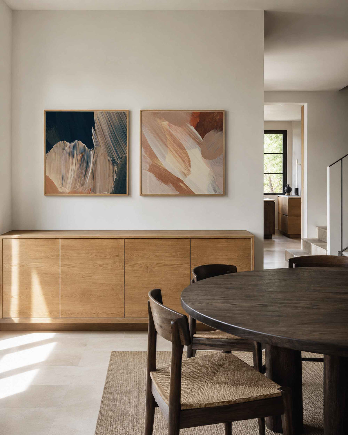 Interieurpresentatie van een tweedelige vierkante posterset met verfstreken