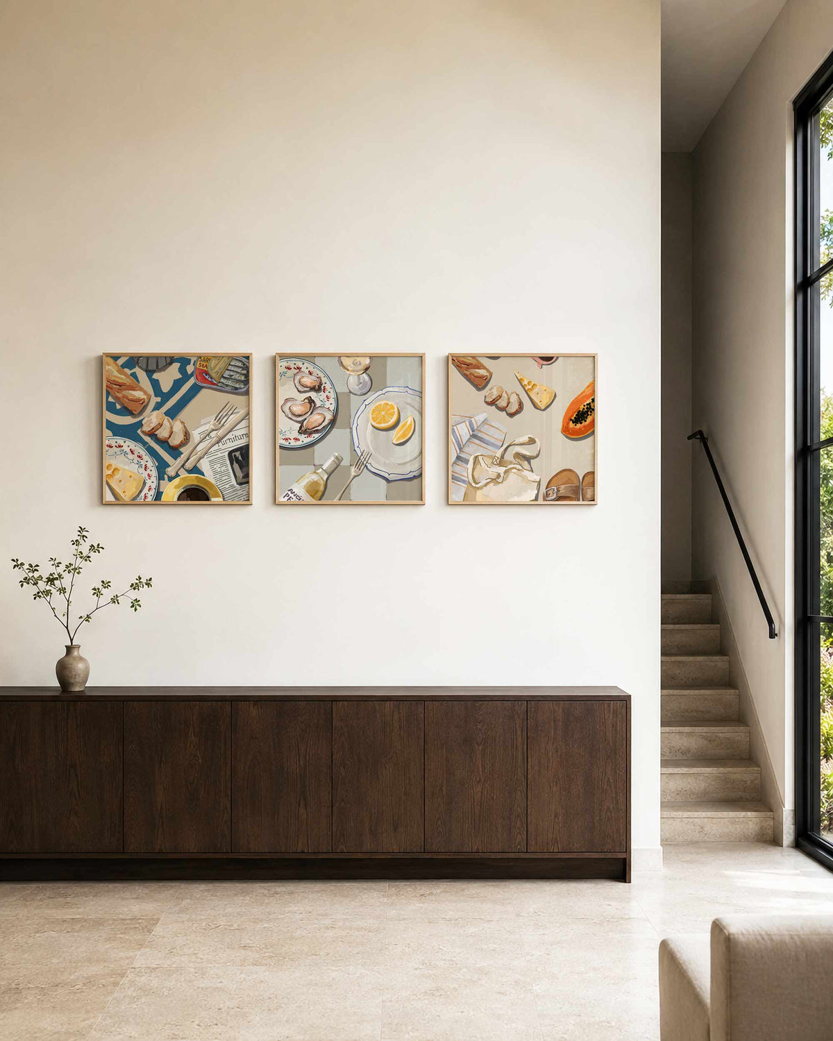 Interieurpresentatie van een driedelige vierkante posterset met ontbijt en hapjes