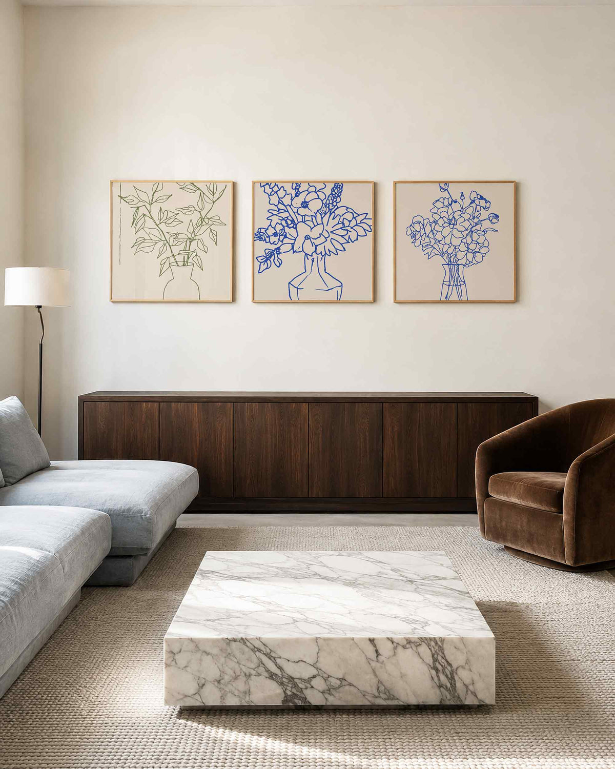 Interieurpresentatie van een driedelige vierkante posterset met bloemen en planten