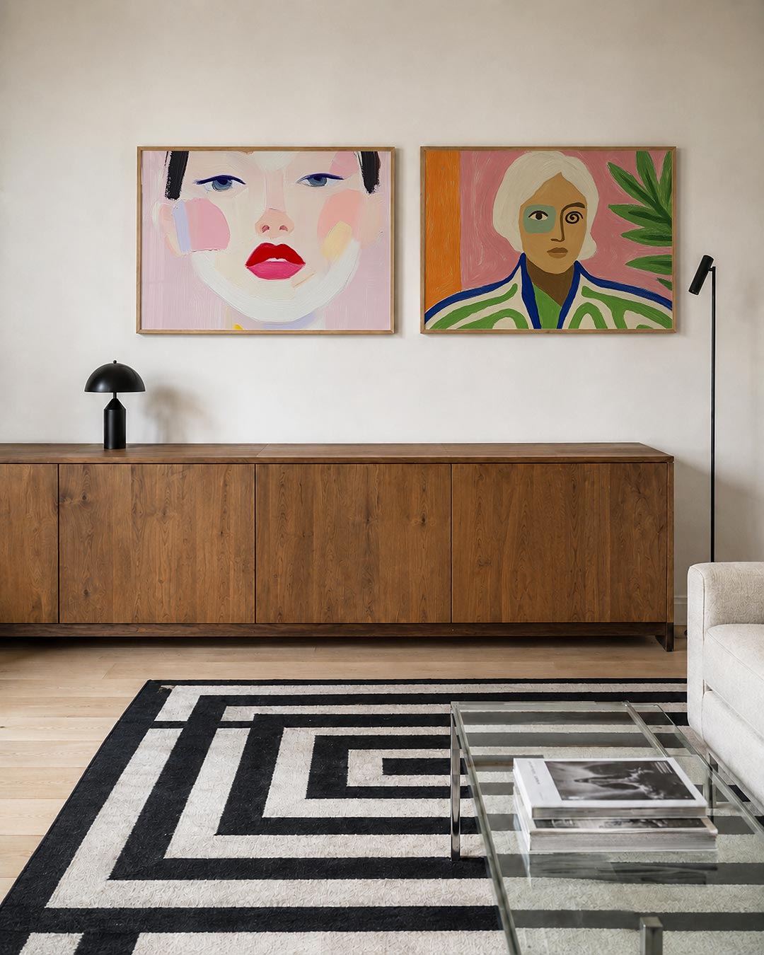 Twee liggende posters met een gezicht opgebouwd uit zachte kleurvlakken, aan de muur in een interieur