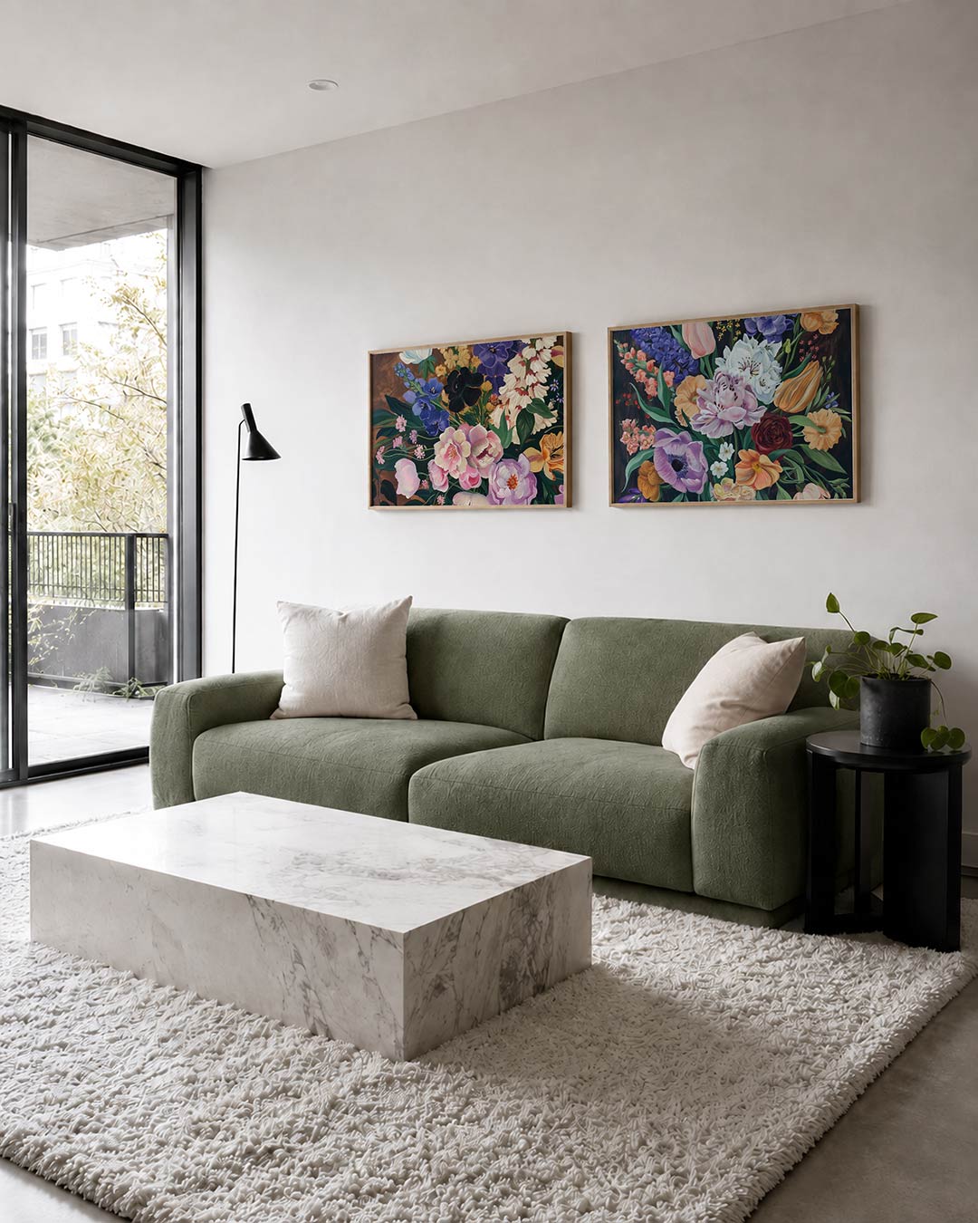 Twee liggende posters met een weelderige verzameling bloemen in diverse kleuren, aan de muur in een interieur