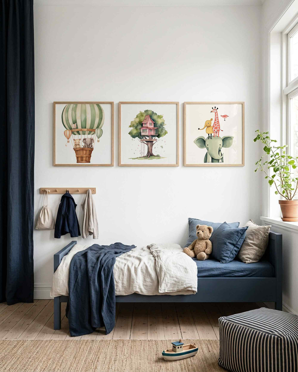 Interieurpresentatie van een driedelige vierkante posterset met dieren en avontuur