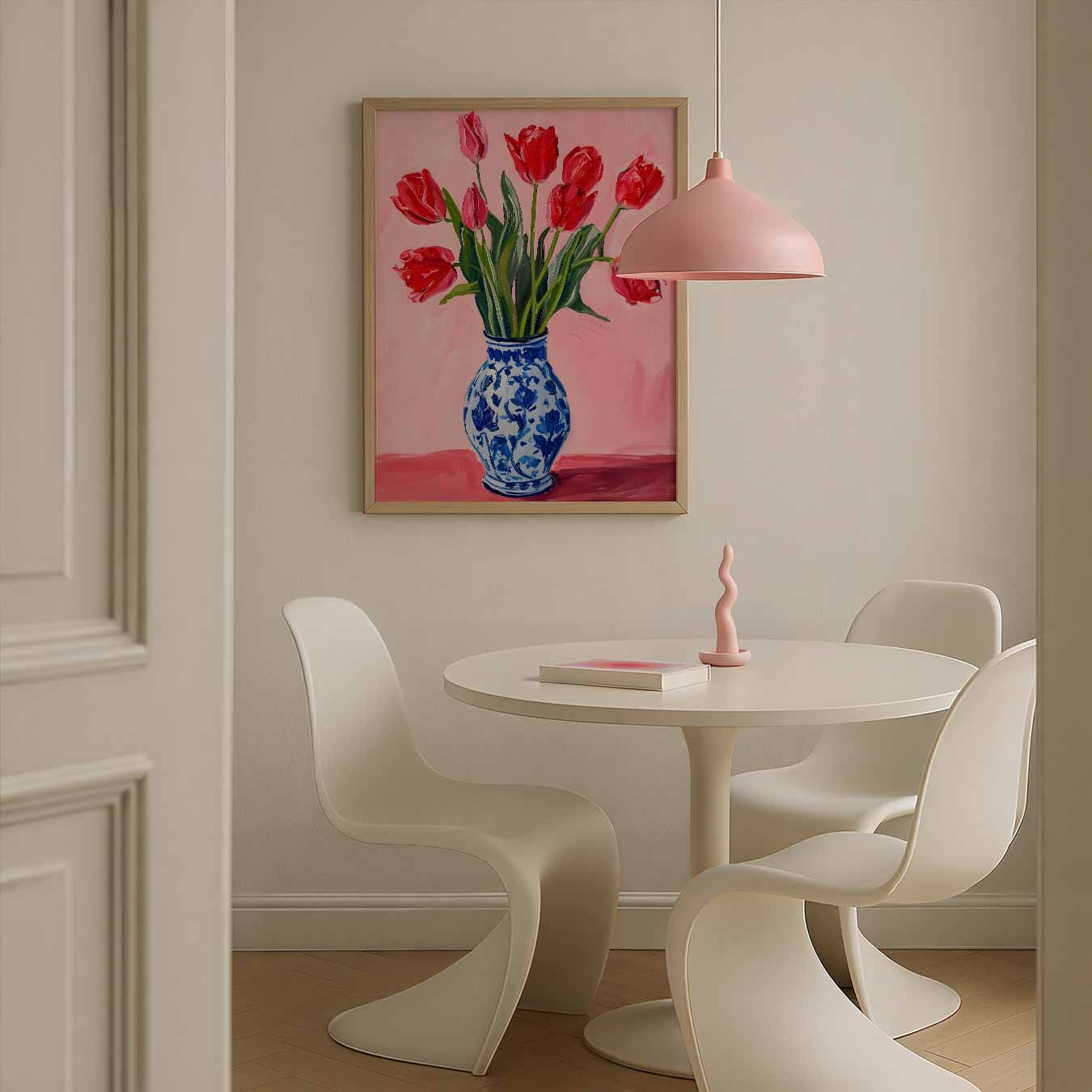 Vrolijke Tulpen in Blauw Witte Vaas Poster