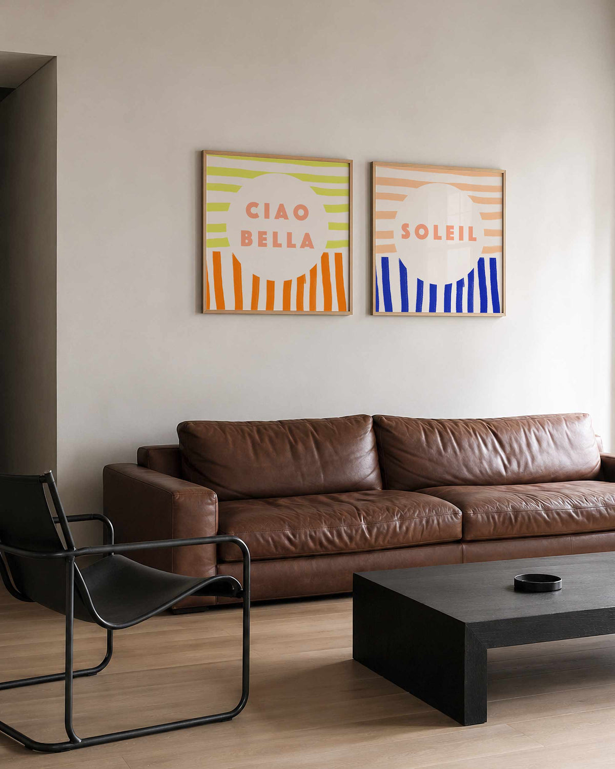 Interieurpresentatie van een tweedelige vierkante posterset met ciao bella en soleil