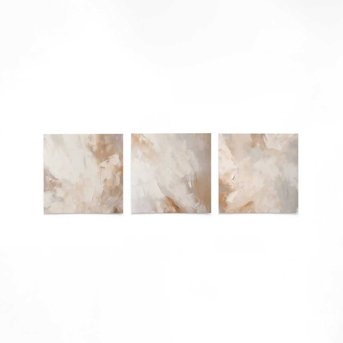 Drie vierkante posters met beige abstracte vormen op een gebroken witte achtergrond