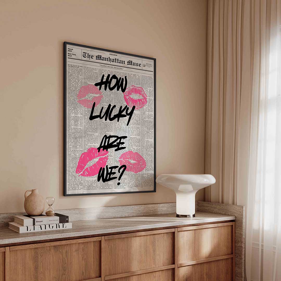Krantenpagina met tekst en lipafdrukken Poster