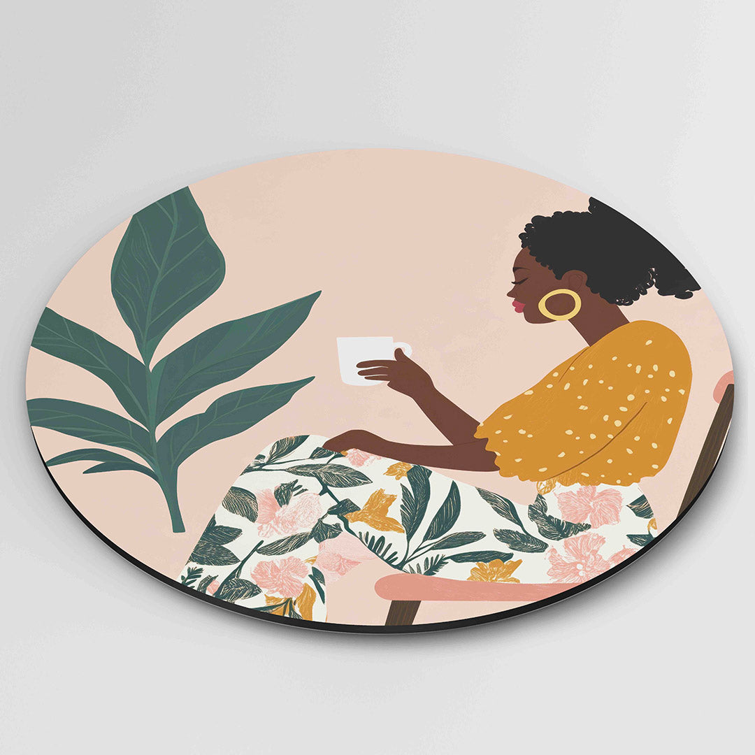 Vrouw met kopje en plant Muurcirkel