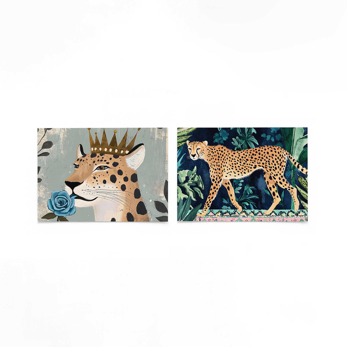 Twee liggende posters met een sierlijke luipaard met een gouden kroon en een blauwe roos op een gebroken witte achtergrond