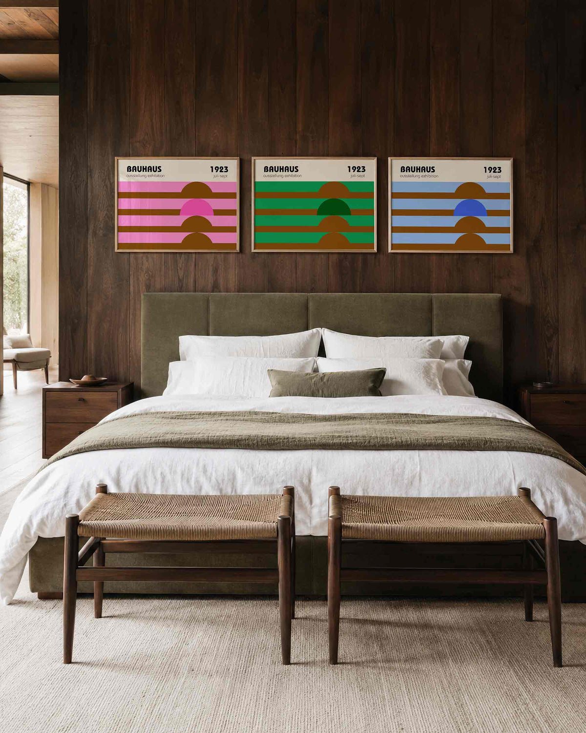 Interieurmockup van drieluik landscape-posterset met gestreepte halve cirkels