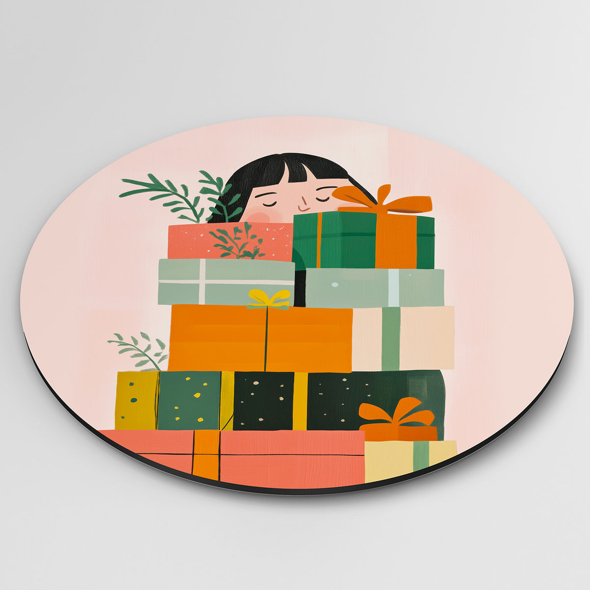 Cadeaus en bladeren Muurcirkel – detailweergave – Een stapel kleurrijke cadeaus met bladeren op een zachte roze achtergrond.
