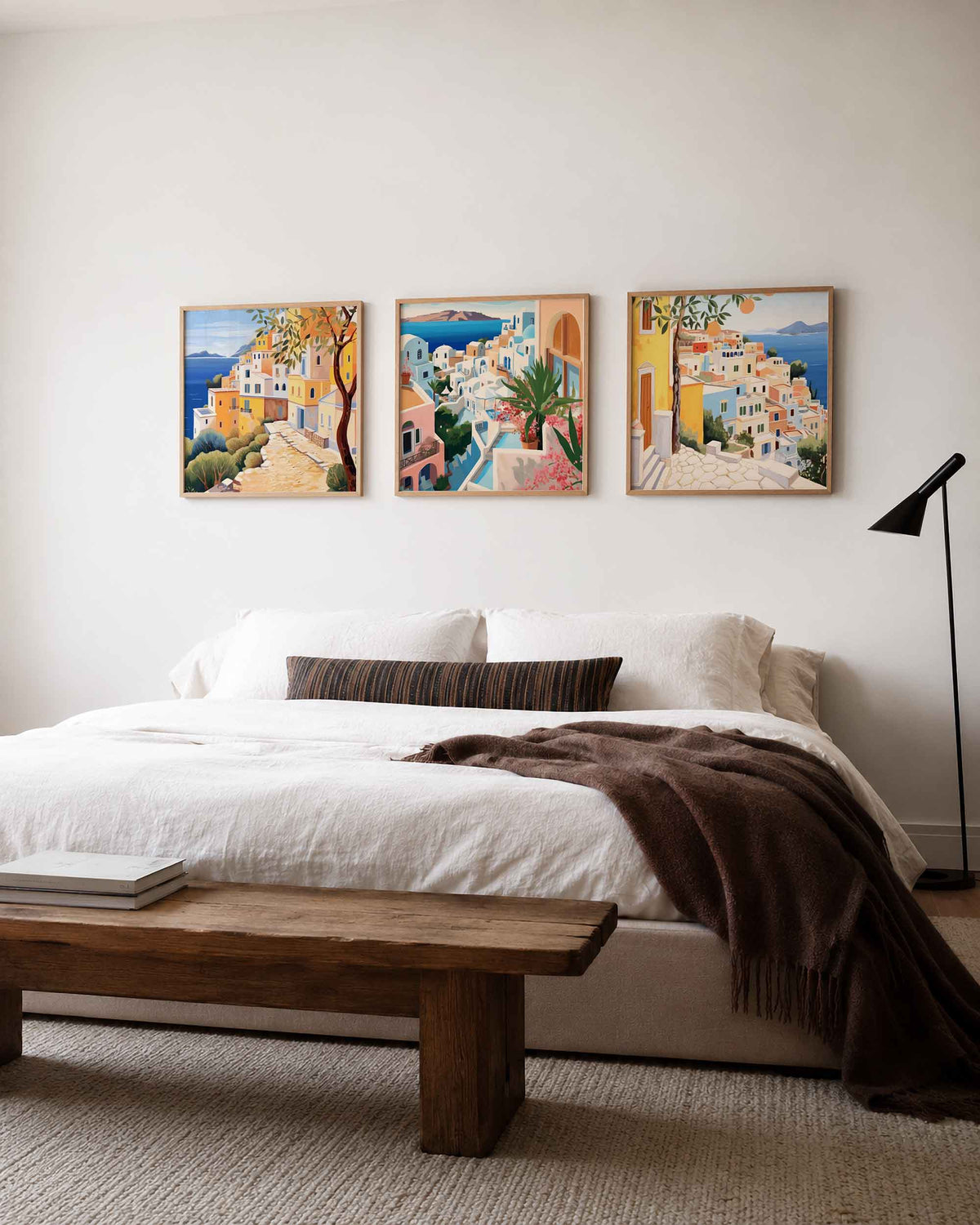 Interieurpresentatie van een driedelige vierkante posterset met mediterrane kustdorpen