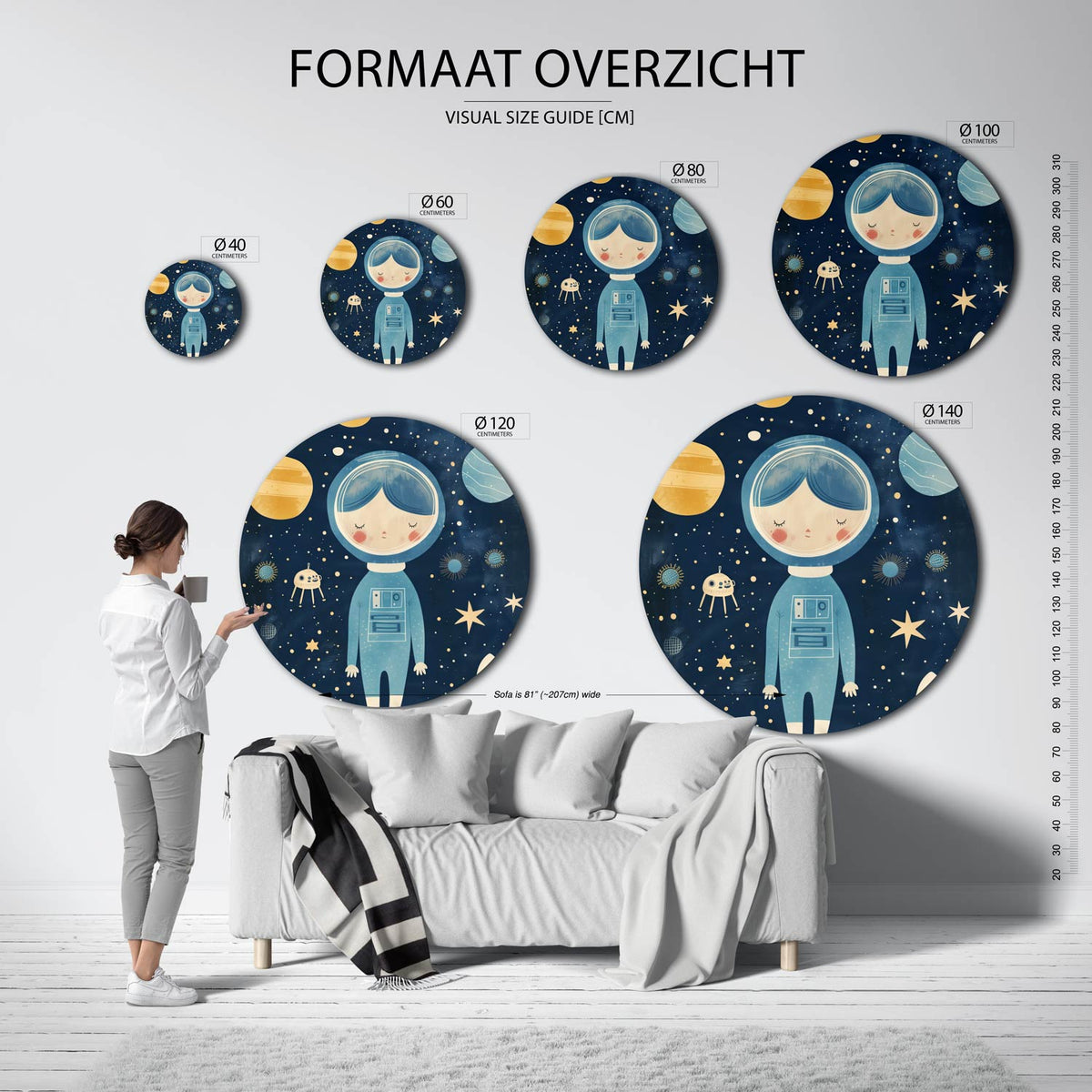 Astronaut en planeten Muurcirkel – extra productweergave – Een slapende astronaut omringd door planeten en sterren in blauw