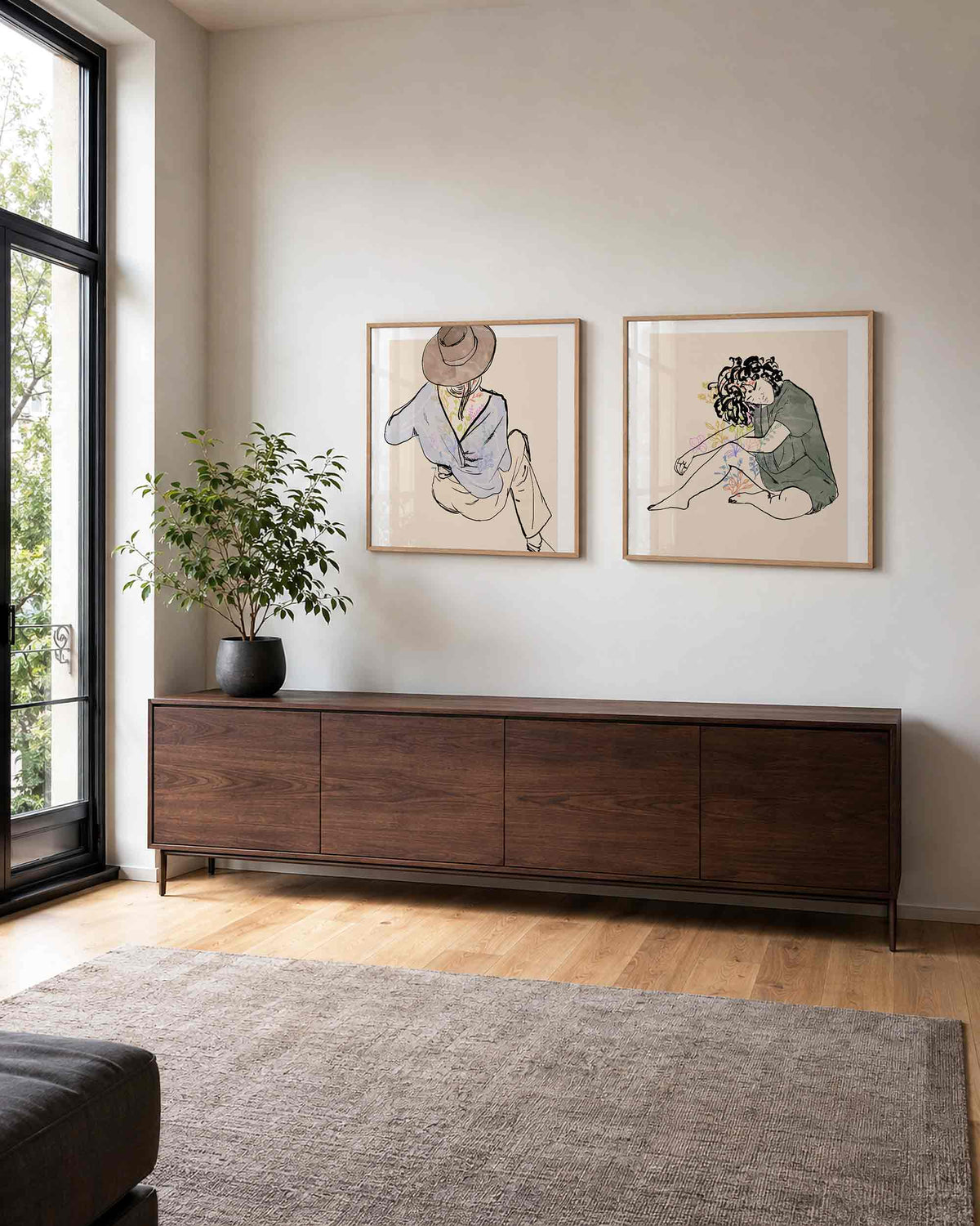 Interieurpresentatie van een tweedelige vierkante posterset met vrouwenfiguren bloemen