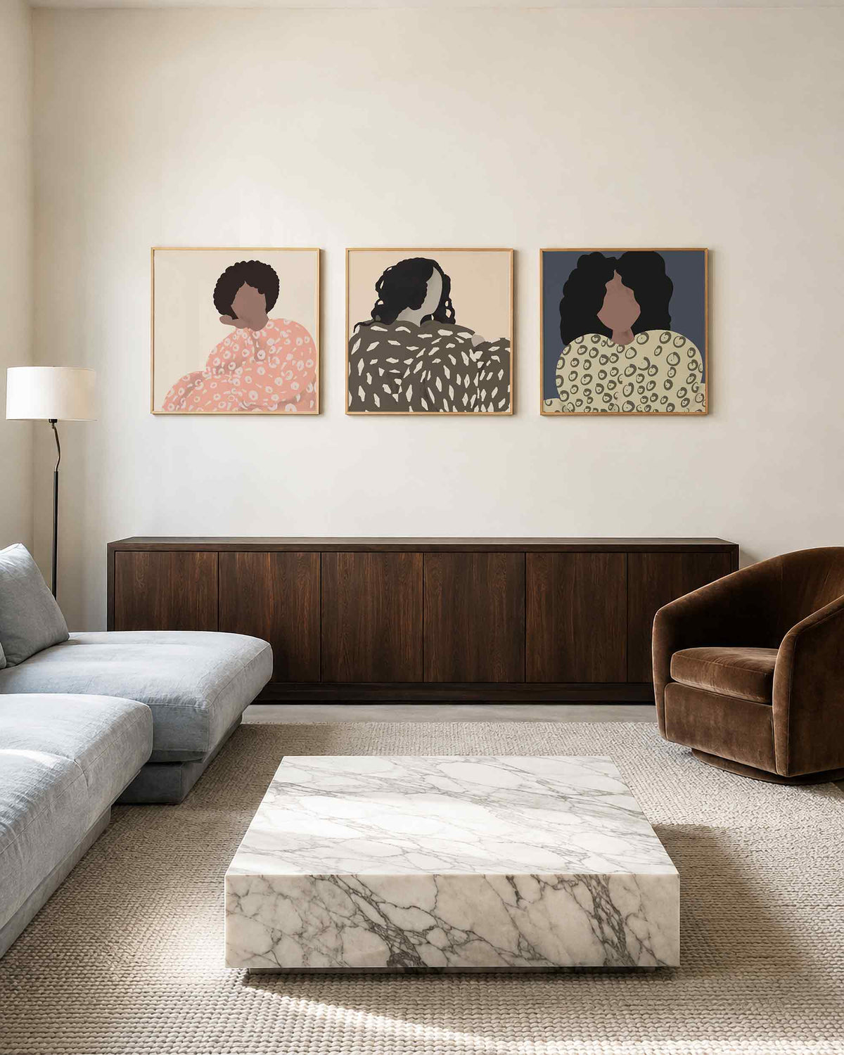 Interieurpresentatie van een driedelige vierkante posterset met vrouwelijke portretten