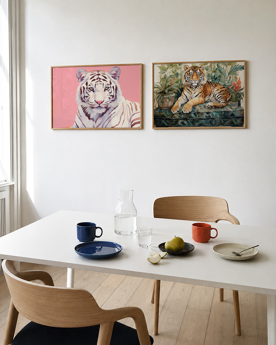 Twee liggende posters met een sierlijke tijger met zachte, vloeiende lijnen, aan de muur in een interieur