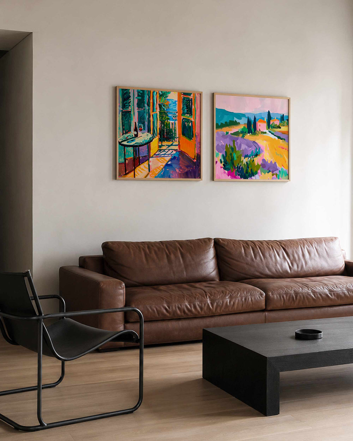 Interieurpresentatie van een tweedelige vierkante posterset met kleurrijke landschappen