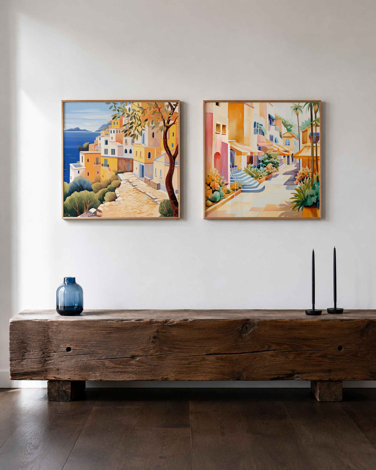 Interieurpresentatie van een tweedelige vierkante posterset met kustdorp en straat poster set