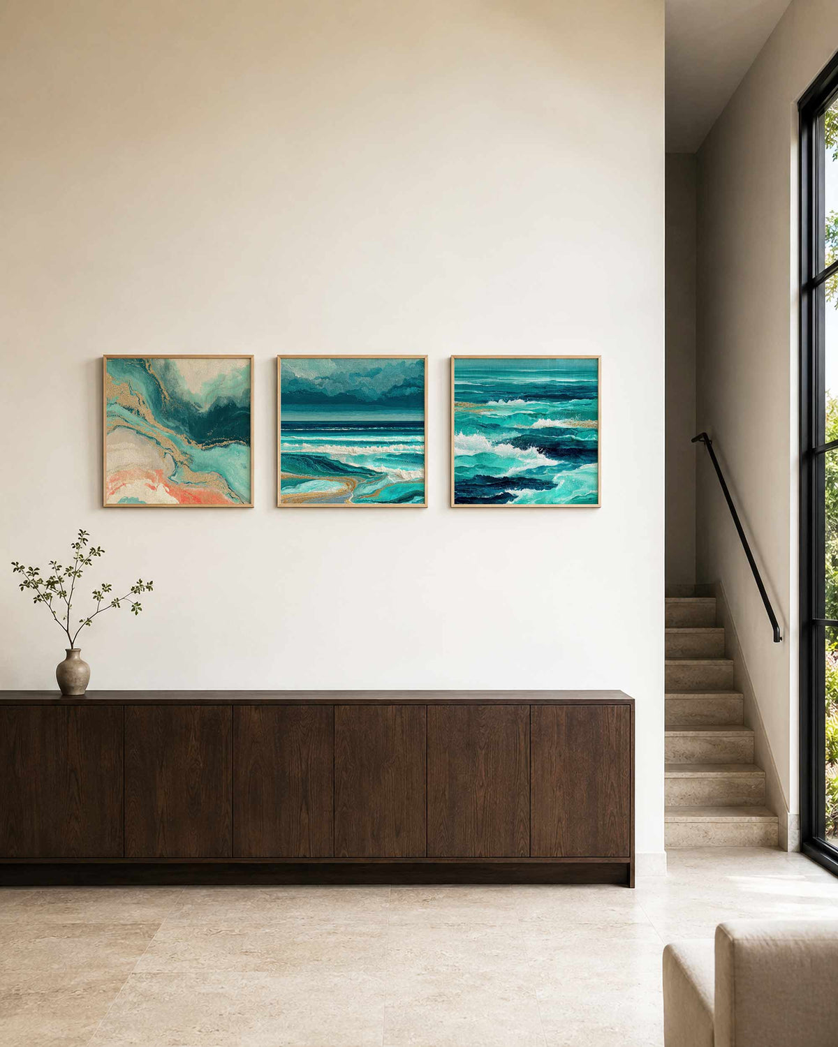 Interieurpresentatie van een driedelige vierkante posterset met turquoise zee abstract