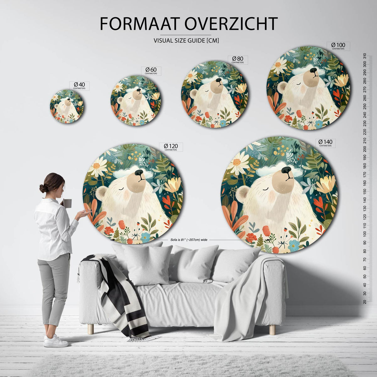 Beer en bloemen Muurcirkel – extra productweergave – Een witte beer omringd door kleurrijke bloemen en bladeren in tinten van