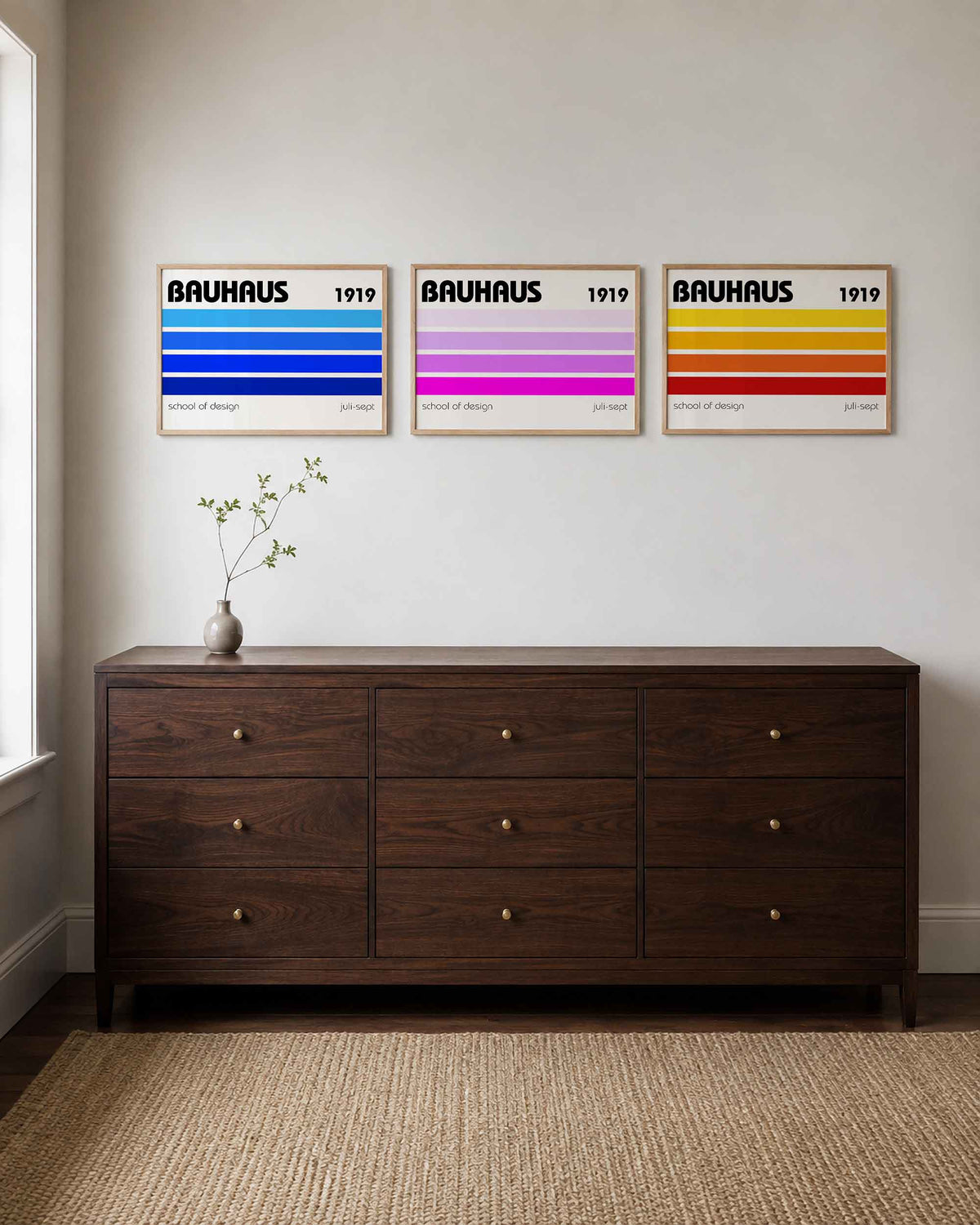 Interieurmockup van drieluik landscape-posterset met kleurbanen en ontwerpjaar