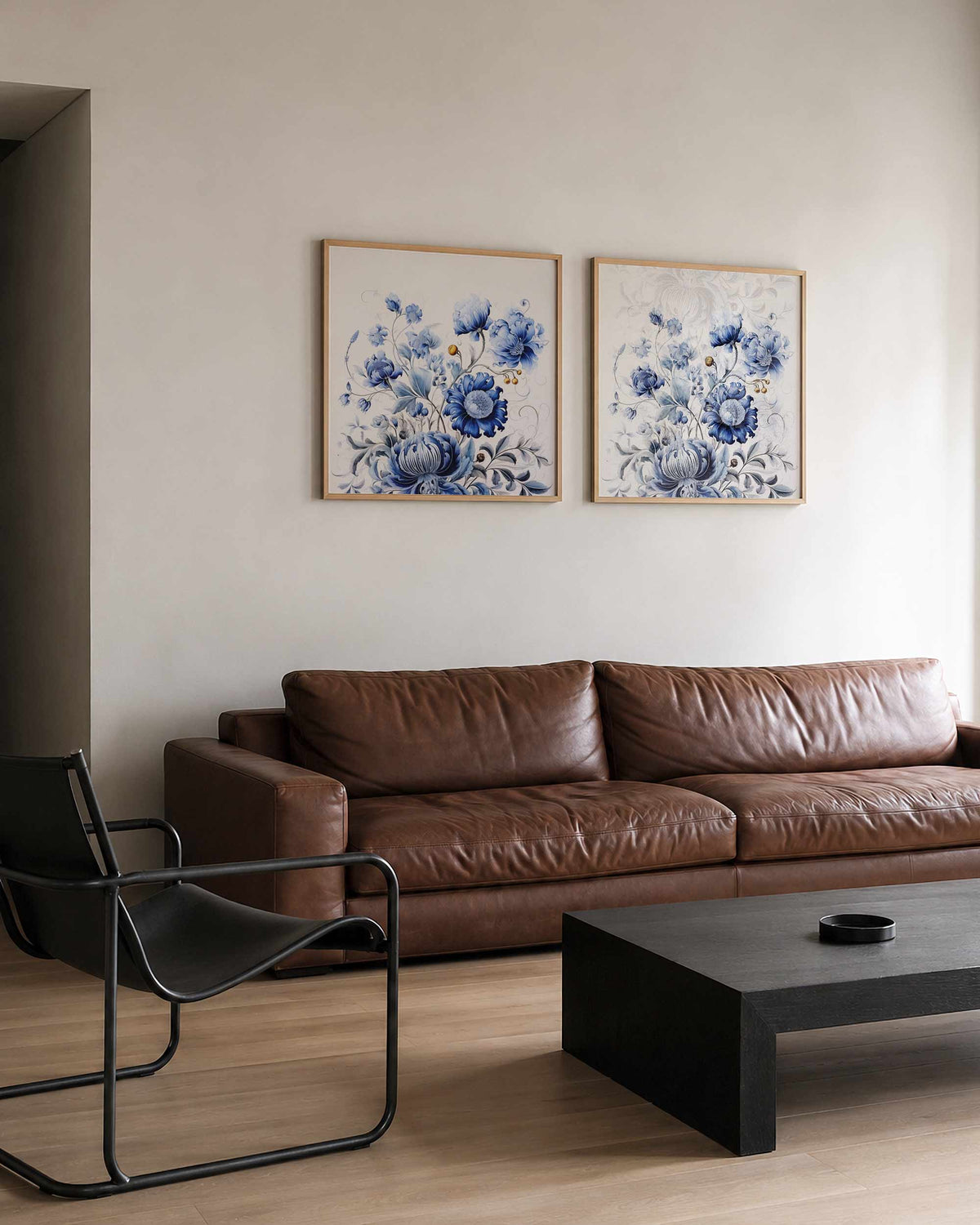Interieurpresentatie van een tweedelige vierkante posterset met blauwe bloemen