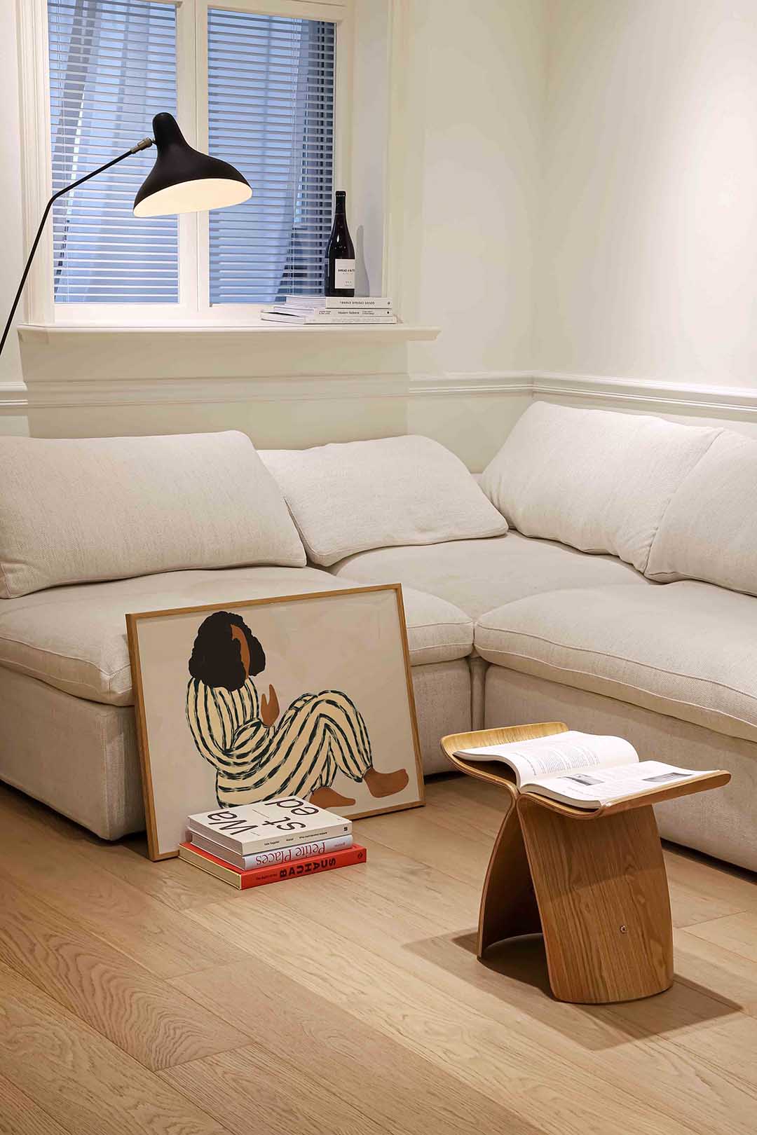 Zittende figuur met strepen Poster
