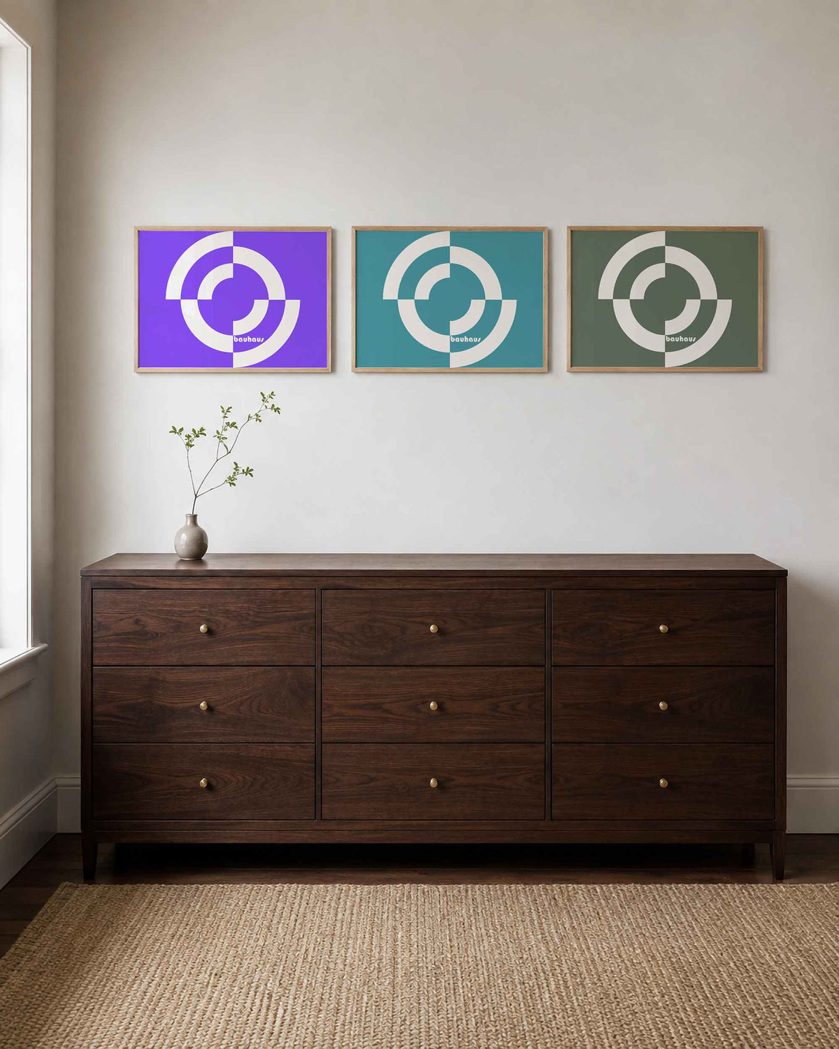 Interieurmockup van drieluik landscape-posterset met ritmische ringen in drie kleuren