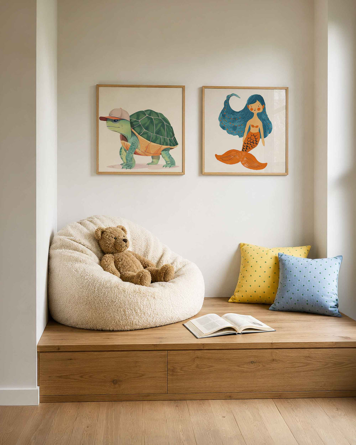 Interieurpresentatie van een tweedelige vierkante posterset met schildpad en zeemeermin