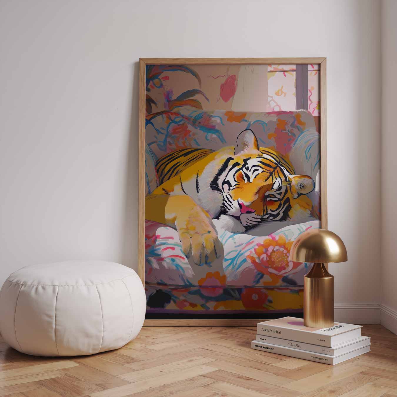 Dromerige Tijger op Bloemige Bank Poster