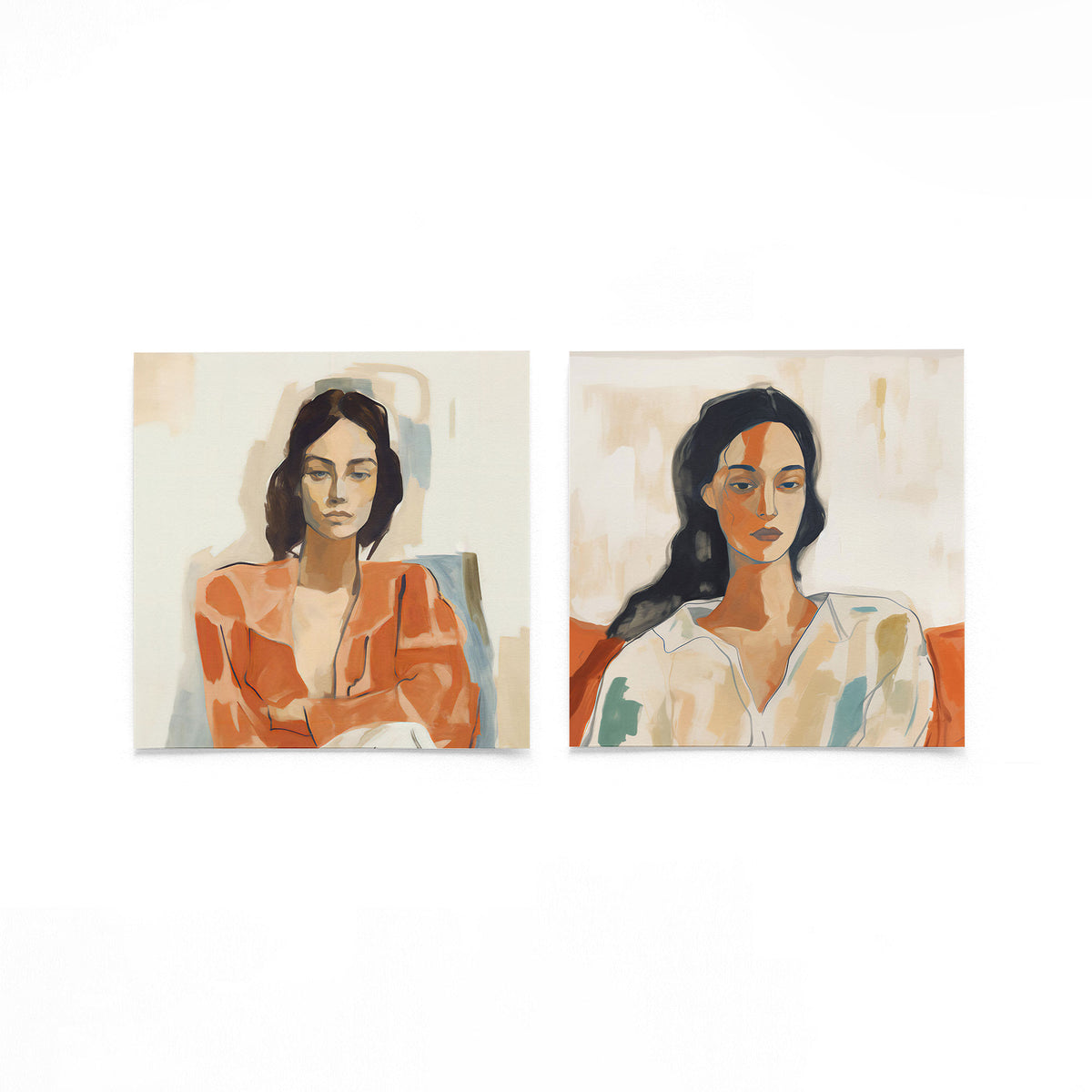 Twee vierkante posters met portretten van vrouwen op een gebroken witte achtergrond