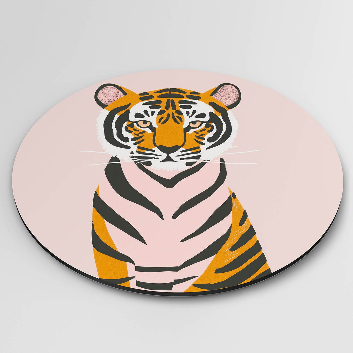 Tijger op roze Muurcirkel – detailweergave – Een tijger met oranje en zwarte strepen op een roze achtergrond.