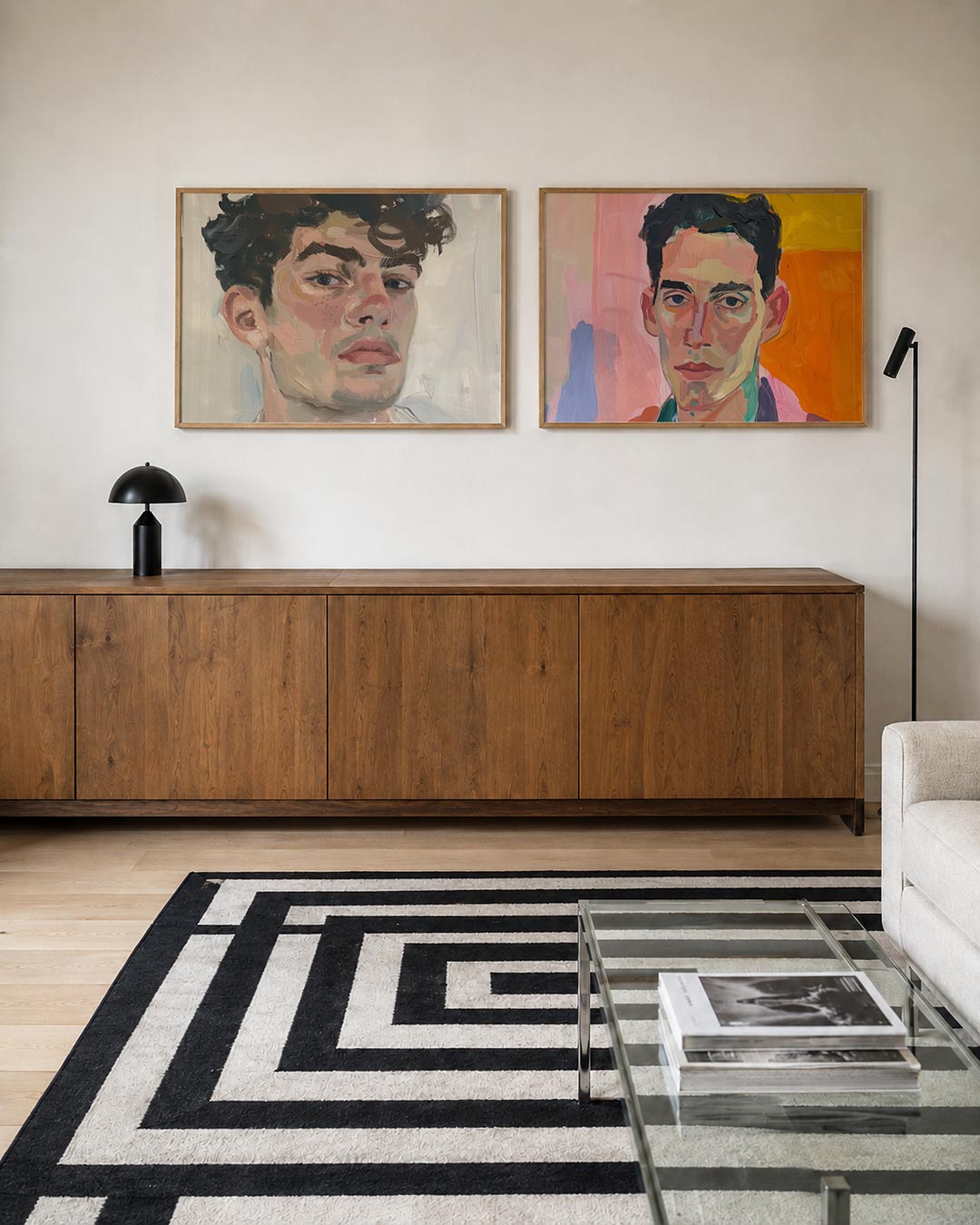 Tweedelige posterset met een portret met vloeiende penseelstreken en zachte kleuren, getoond in een interieur
