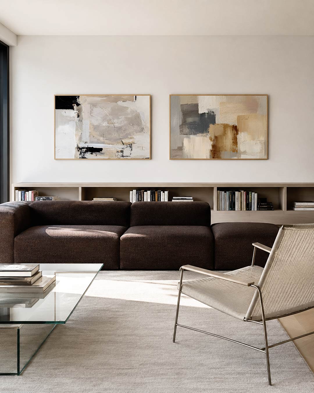 Tweedelige posterset met beige en witte vlakken met zwarte accenten, getoond in een interieur