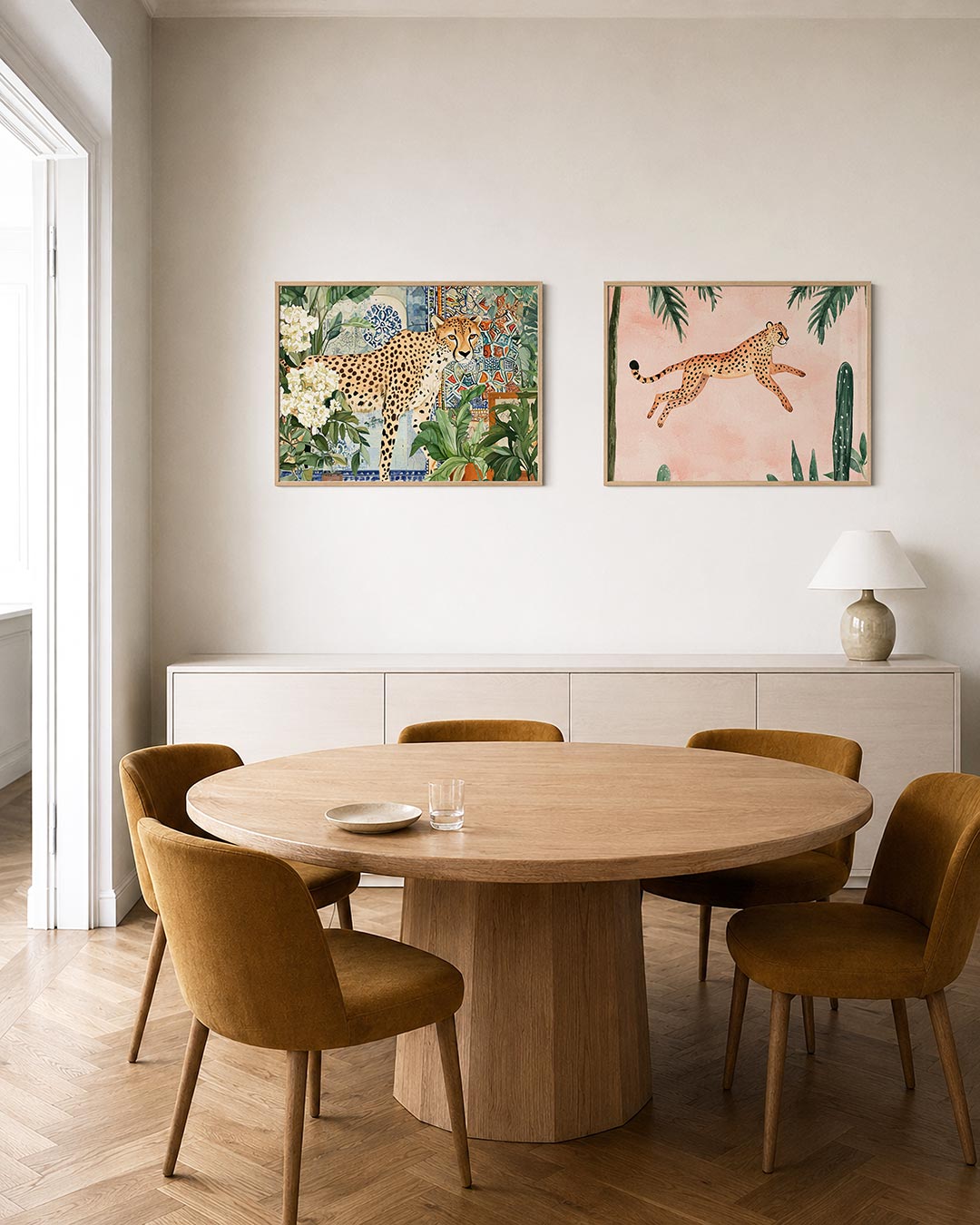 Twee liggende posters met een sierlijke cheetah, aan de muur in een interieur