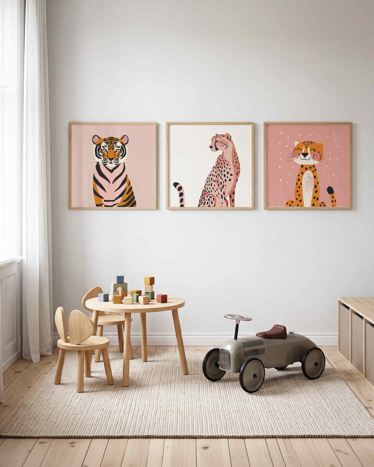 Interieurpresentatie van een driedelige vierkante posterset met grote katten