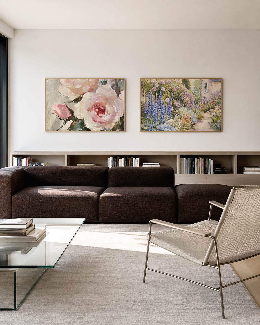 Twee liggende posters met zachte penseelstreken in roze en crèmekleuren, aan de muur in een interieur